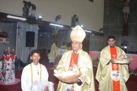 यीशु के बुधवार आधी रात को जन्म लेने के साथ हजरतगंज के कैथेड्रल में मनाया गया जश्न। यीशु के बुधवार आधी रात को जन्म लेने के साथ हजरतगंज के कैथेड्रल में मनाया गया जश्न।