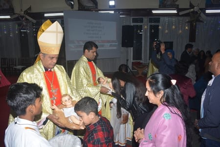 यीशु के बुधवार आधी रात को जन्म लेने के साथ हजरतगंज के कैथेड्रल में मनाया गया जश्न। यीशु के बुधवार आधी रात को जन्म लेने के साथ हजरतगंज के कैथेड्रल में मनाया गया जश्न।