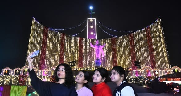 यीशु के बुधवार आधी रात को जन्म लेने के साथ हजरतगंज के कैथेड्रल में मनाया गया जश्न। यीशु के बुधवार आधी रात को जन्म लेने के साथ हजरतगंज के कैथेड्रल में मनाया गया जश्न।