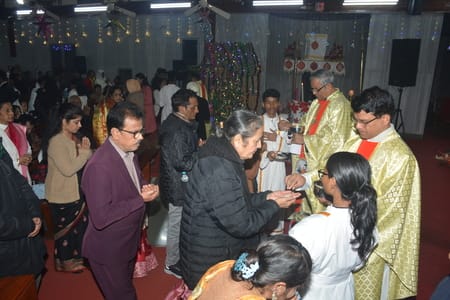 यीशु के बुधवार आधी रात को जन्म लेने के साथ हजरतगंज के कैथेड्रल में मनाया गया जश्न। यीशु के बुधवार आधी रात को जन्म लेने के साथ हजरतगंज के कैथेड्रल में मनाया गया जश्न।