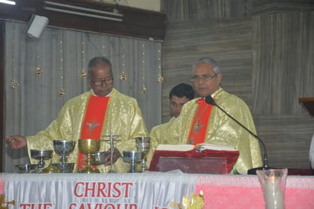 यीशु के बुधवार आधी रात को जन्म लेने के साथ हजरतगंज के कैथेड्रल में मनाया गया जश्न। यीशु के बुधवार आधी रात को जन्म लेने के साथ हजरतगंज के कैथेड्रल में मनाया गया जश्न।