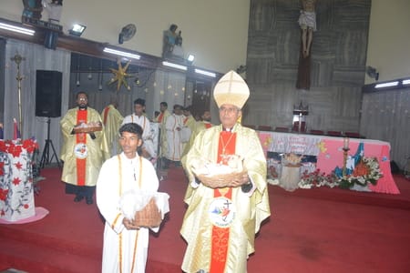 यीशु के बुधवार आधी रात को जन्म लेने के साथ हजरतगंज के कैथेड्रल में मनाया गया जश्न। यीशु के बुधवार आधी रात को जन्म लेने के साथ हजरतगंज के कैथेड्रल में मनाया गया जश्न।
