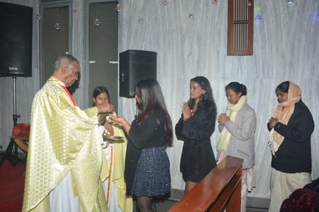 यीशु के बुधवार आधी रात को जन्म लेने के साथ हजरतगंज के कैथेड्रल में मनाया गया जश्न। यीशु के बुधवार आधी रात को जन्म लेने के साथ हजरतगंज के कैथेड्रल में मनाया गया जश्न।