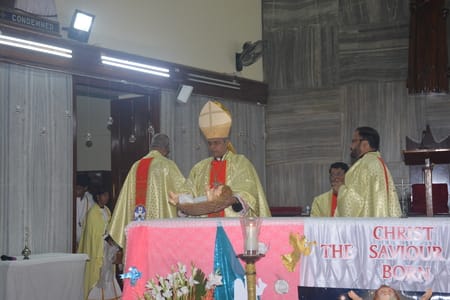 यीशु के बुधवार आधी रात को जन्म लेने के साथ हजरतगंज के कैथेड्रल में मनाया गया जश्न। यीशु के बुधवार आधी रात को जन्म लेने के साथ हजरतगंज के कैथेड्रल में मनाया गया जश्न।