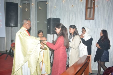 यीशु के बुधवार आधी रात को जन्म लेने के साथ हजरतगंज के कैथेड्रल में मनाया गया जश्न। यीशु के बुधवार आधी रात को जन्म लेने के साथ हजरतगंज के कैथेड्रल में मनाया गया जश्न।