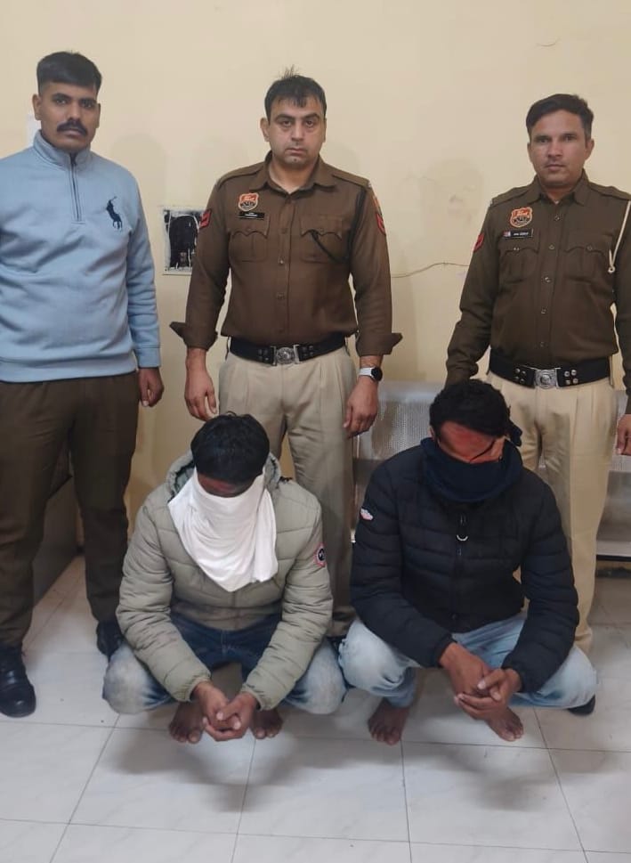 02...अंकित की हत्या के बाद रोहतक पीजीआई के पोस्टमार्टम हाउस में एकत्रित परिजन। संवाद