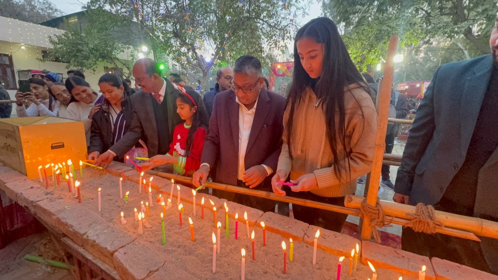 49...ऑल सेंट चर्च में क्रिसमस दिवस पर मोमबत्ती जलाकर प्रभु यीशु मसीह से सुख- समृद्धि की प्रा