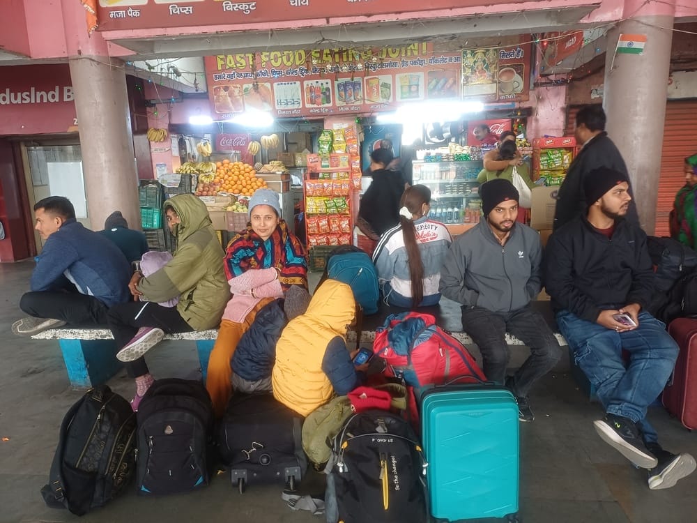 अंबाला छावनी बस अड्डे पर बस की इंतजार करते यात्री। संवाद अंबाला छावनी बस अड्डे पर बस की इंतजार करते यात्री। संवाद