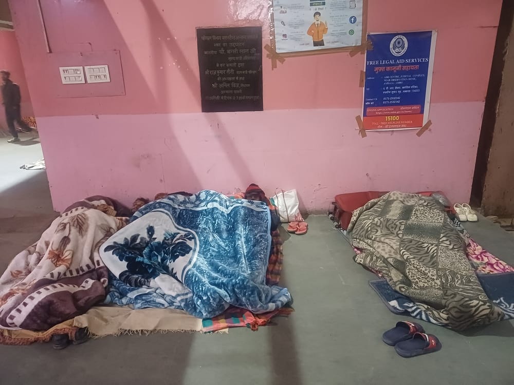 अंबाला छावनी बस स्टैंड परिसर में कडाके की ठंड में सिमेंट के बैंच पर सो रहा यात्री। संवाद