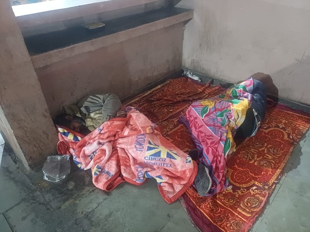 अंबाला छावनी बस स्टैंड परिसर में कडाके की ठंड में सिमेंट के बैंच पर सो रहा यात्री। संवाद