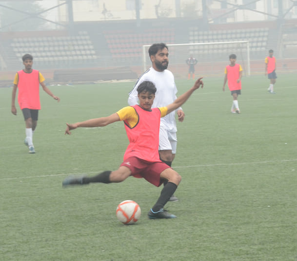 अंबाला छावनी के वार हीरोज स्टेडियम में आयोजित मोहिंद्र फुटबाल कप भिड़ते खिलाड़ी। फोटो: संदीप अंबाला छावनी के वार हीरोज स्टेडियम में आयोजित मोहिंद्र फुटबाल कप भिड़ते खिलाड़ी। फोटो: संदीप