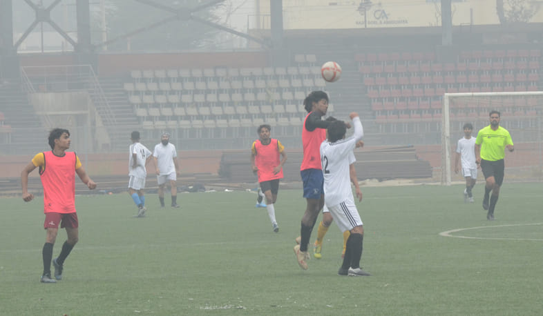 अंबाला छावनी के वार हीरोज स्टेडियम में आयोजित मोहिंद्र फुटबाल कप भिड़ते खिलाड़ी। फोटो: संदीप अंबाला छावनी के वार हीरोज स्टेडियम में आयोजित मोहिंद्र फुटबाल कप भिड़ते खिलाड़ी। फोटो: संदीप
