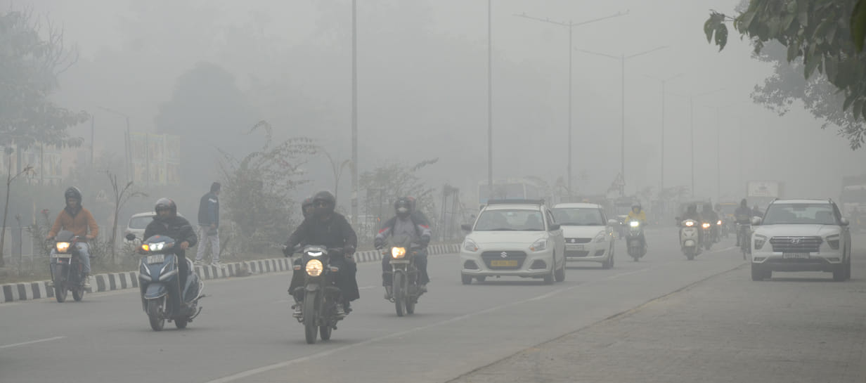 अंबाला जगाधरी राजमार्ग पर छाए कोहरे के दौरान लाइट चालूकर गुजरते वाहन चालक। संवाद