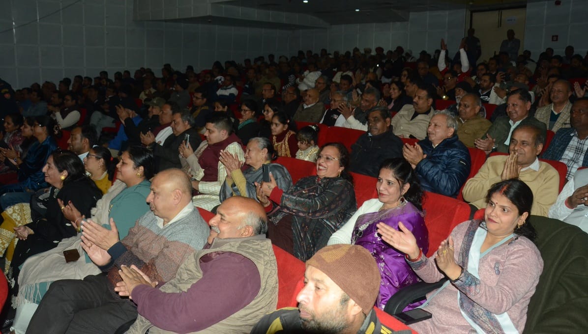 अंबाला शहर स्थित पुलिस ऑडिटोरियम सभागार में आयोजित अपने अटल कार्यक्रम में लोगों का अभिवादन स अंबाला शहर स्थित पुलिस ऑडिटोरियम सभागार में आयोजित अपने अटल कार्यक्रम में लोगों का अभिवादन स