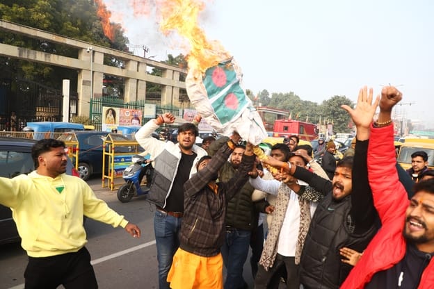 अखिल भारतीय हिंदू महासभा ने बांग्लादेश में हिंदुओं पर हो रहे अत्याचार के विरोध में किया प्रदर्श