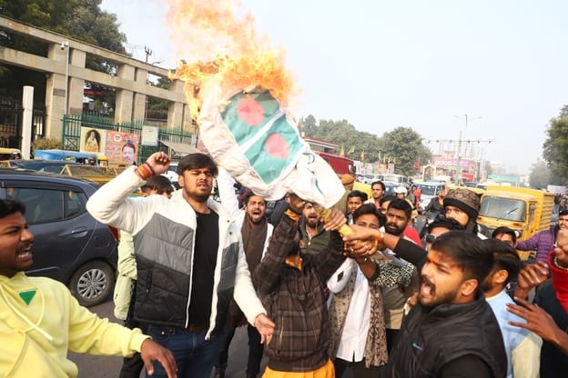 अखिल भारतीय हिंदू महासभा ने बांग्लादेश में हिंदुओं पर हो रहे अत्याचार के विरोध में किया प्रदर्श