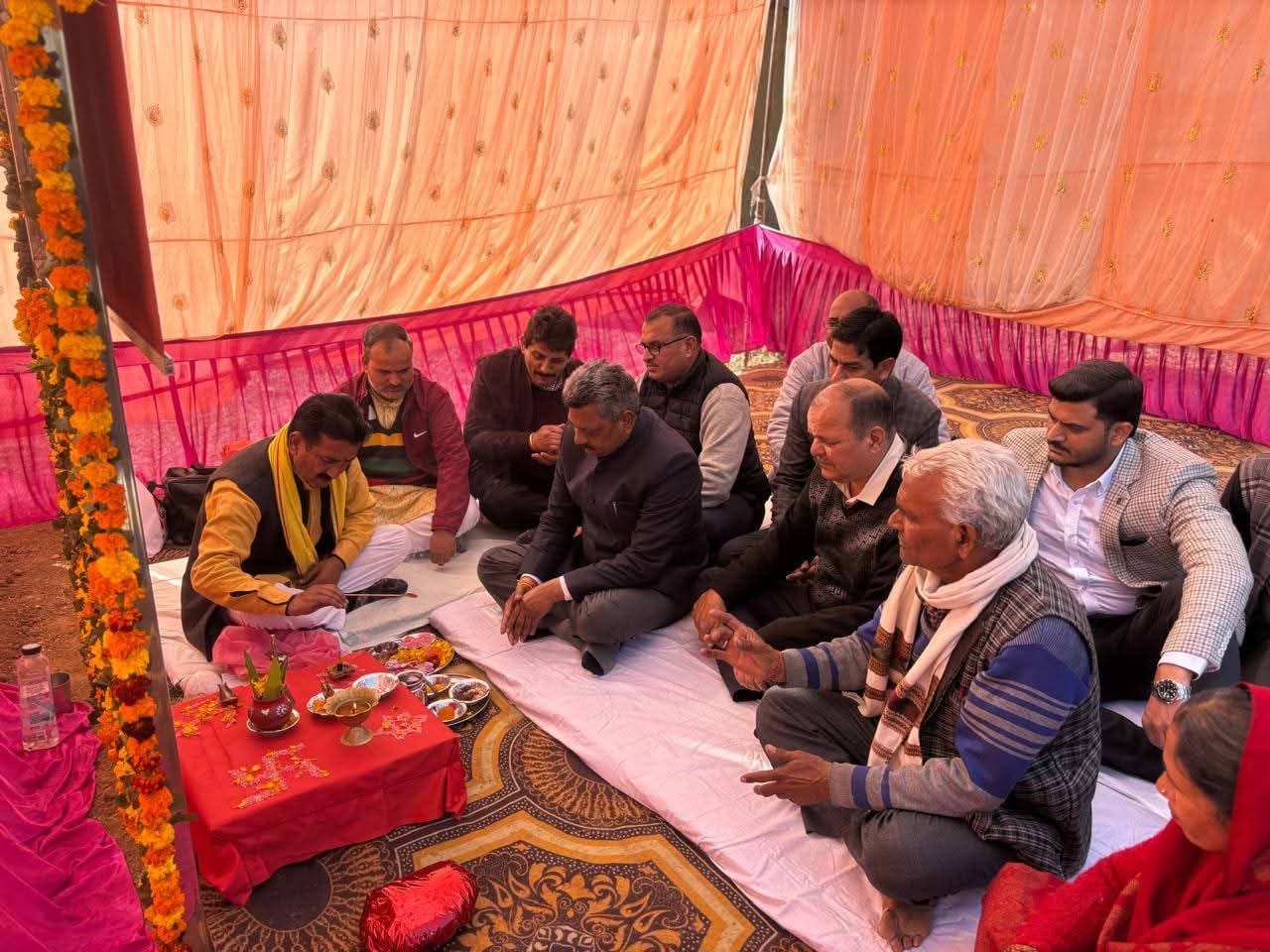 अलग पंचायत का गठन करने के लिए विधायक सुरेश को अपना मांग पत्र सौंपते लोग। स्रोत : जागरूक पाठक