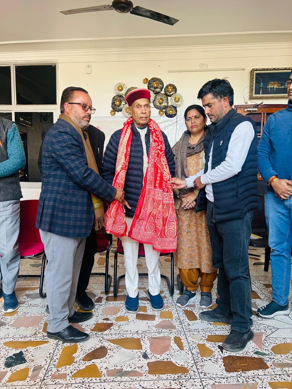 अटल जयंती पर झटवाड़ बूथ पर आयोजित कार्यक्रम में श्रद्धासुमन अर्पित करते विधायक आशीष शर्मा एवं अ अटल जयंती पर झटवाड़ बूथ पर आयोजित कार्यक्रम में श्रद्धासुमन अर्पित करते विधायक आशीष शर्मा एवं अ