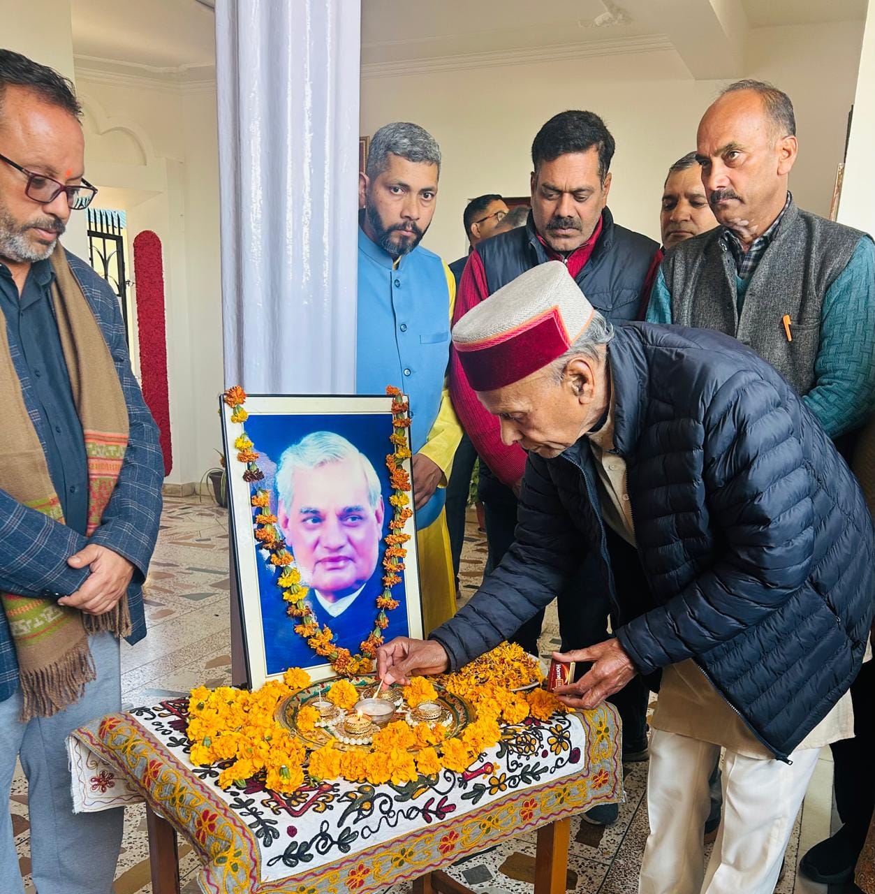 अटल जयंती पर झटवाड़ बूथ पर आयोजित कार्यक्रम में श्रद्धासुमन अर्पित करते विधायक आशीष शर्मा एवं अ अटल जयंती पर झटवाड़ बूथ पर आयोजित कार्यक्रम में श्रद्धासुमन अर्पित करते विधायक आशीष शर्मा एवं अ