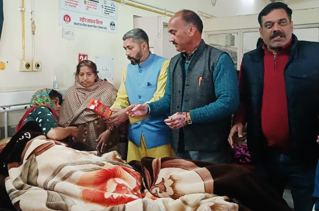 अटल जयंती पर झटवाड़ बूथ पर आयोजित कार्यक्रम में श्रद्धासुमन अर्पित करते विधायक आशीष शर्मा एवं अ अटल जयंती पर झटवाड़ बूथ पर आयोजित कार्यक्रम में श्रद्धासुमन अर्पित करते विधायक आशीष शर्मा एवं अ