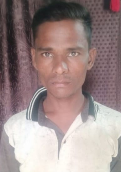 बाबा बाबूराम की गोद में मृतक सेठपाल की बेटी परी। संवाद बाबा बाबूराम की गोद में मृतक सेठपाल की बेटी परी। संवाद