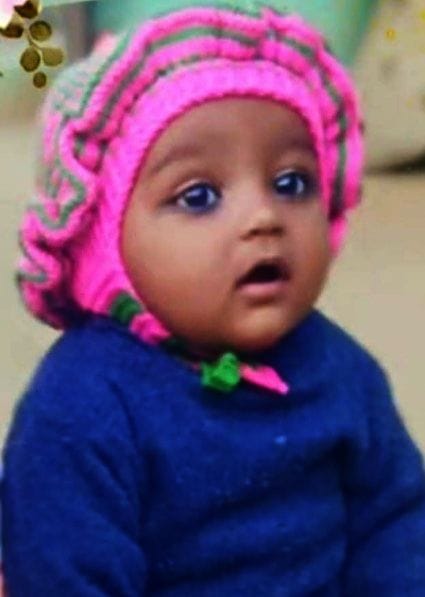 बाबा बाबूराम की गोद में मृतक सेठपाल की बेटी परी। संवाद बाबा बाबूराम की गोद में मृतक सेठपाल की बेटी परी। संवाद