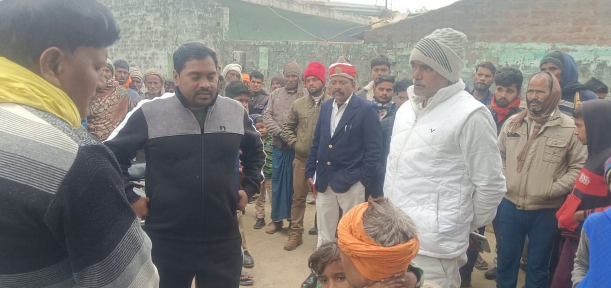 बाबा बाबूराम की गोद में मृतक सेठपाल की बेटी परी। संवाद बाबा बाबूराम की गोद में मृतक सेठपाल की बेटी परी। संवाद
