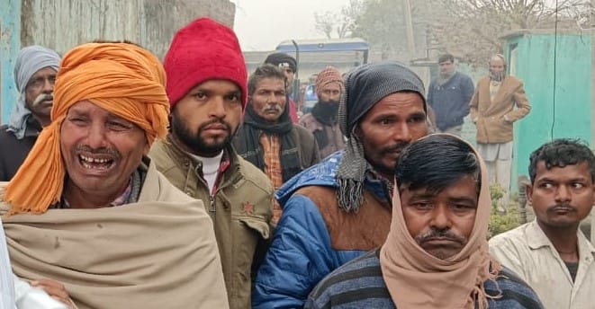 बाबा बाबूराम की गोद में मृतक सेठपाल की बेटी परी। संवाद बाबा बाबूराम की गोद में मृतक सेठपाल की बेटी परी। संवाद