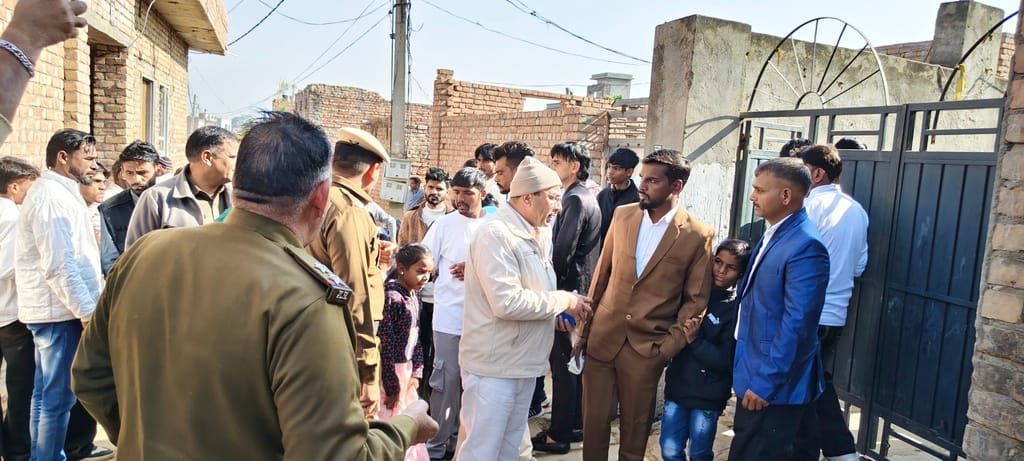 भूना।ढक्की पर बड़ा मोहल्ला में यीशु मसीह के जन्मदिवस के अवसर पर आयोजित कार्यक्रम के बहार विरोध 
