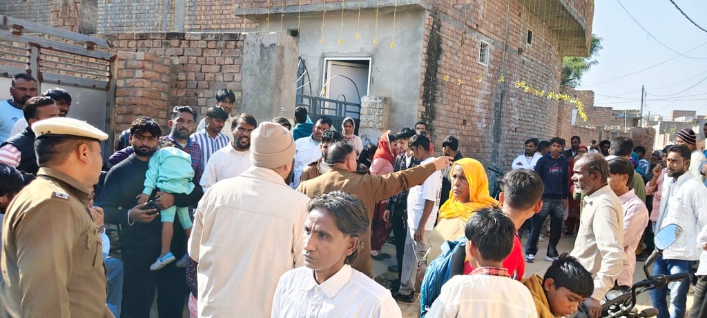 भूना।ढक्की पर बड़ा मोहल्ला में यीशु मसीह के जन्मदिवस के अवसर पर आयोजित कार्यक्रम के बहार विरोध 