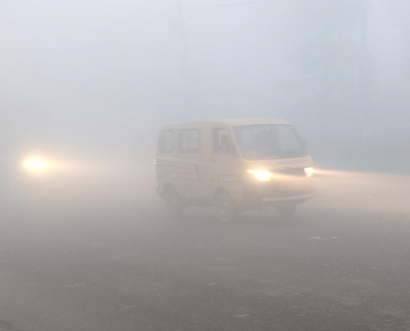 भोपा मार्ग पर कोहरे के बीच से गुजरते वाहन : संवाद भोपा मार्ग पर कोहरे के बीच से गुजरते वाहन : संवाद
