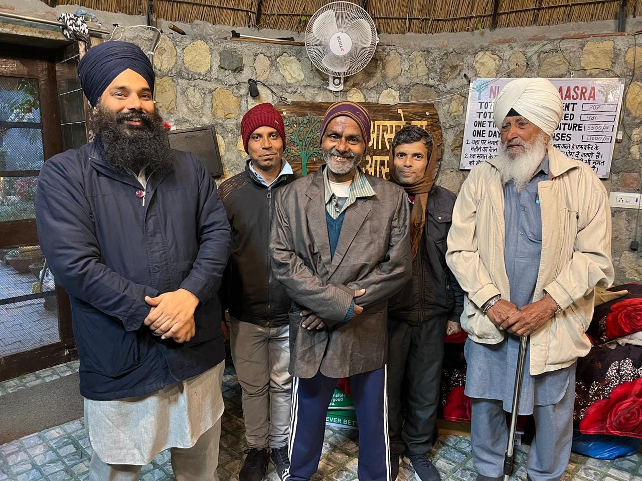 बारिश के बीच में इस तरह से असहाय अवस्था में बैठा मिला था गुरप्रताप। संस्था बारिश के बीच में इस तरह से असहाय अवस्था में बैठा मिला था गुरप्रताप। संस्था