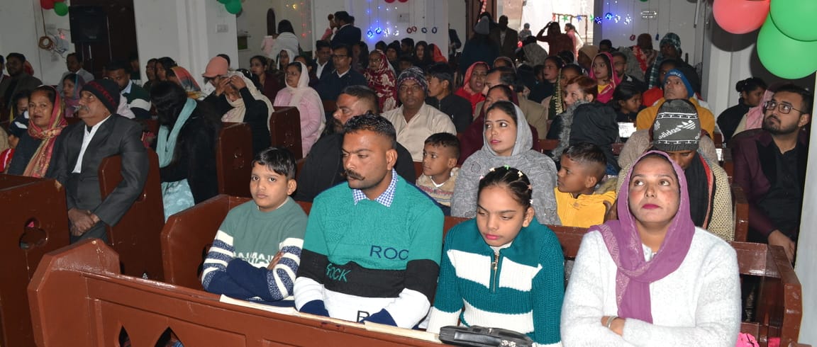 चर्च में रात को मोमबत्ती जलाते श्रद्धालु। संवाद चर्च में रात को मोमबत्ती जलाते श्रद्धालु। संवाद