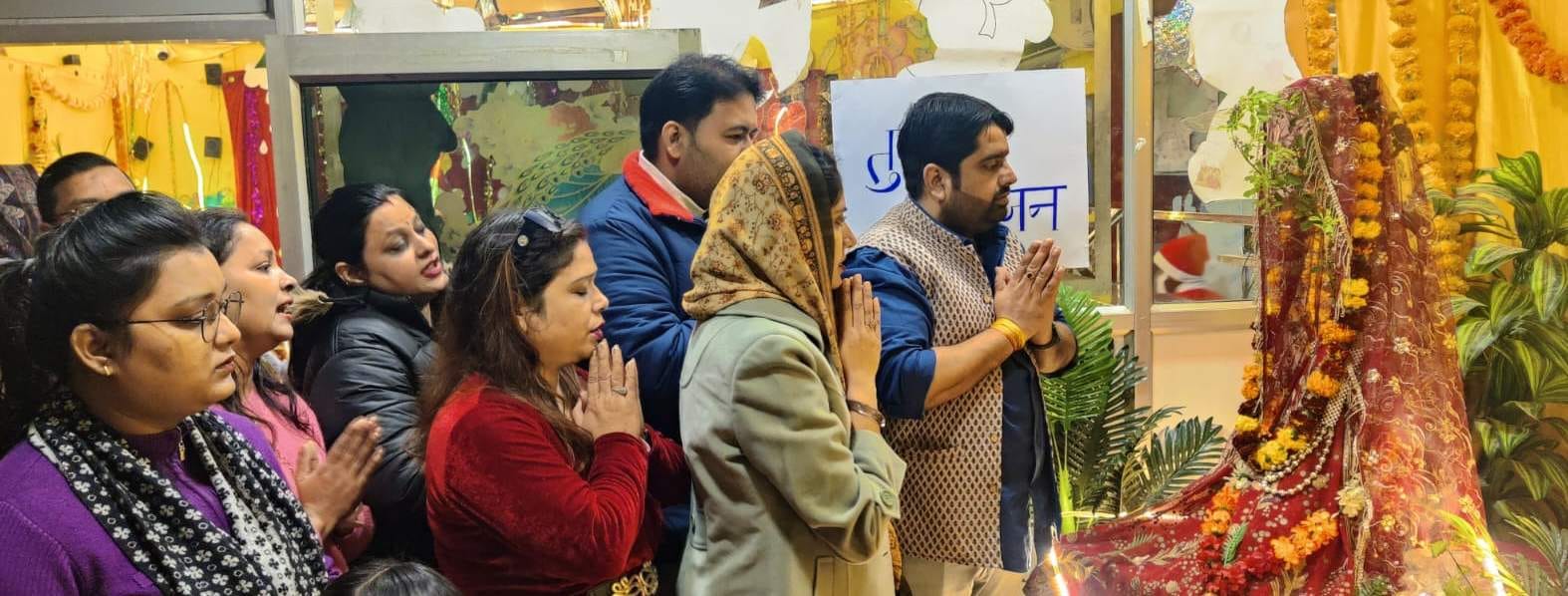 चंदौसी में तुलसी दिवस मनाते किरन सोशल वेलफेयर सोसाइटी के सदस्य: स्रोत - आयोजक