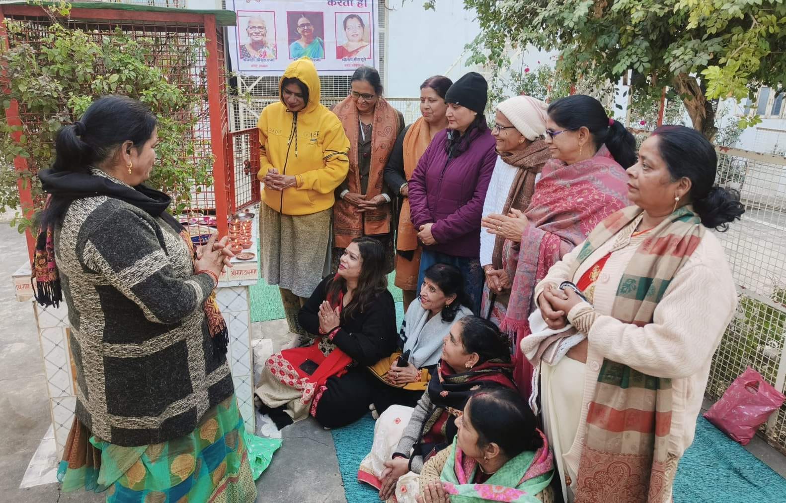 चंदौसी में तुलसी दिवस मनाते किरन सोशल वेलफेयर सोसाइटी के सदस्य: स्रोत - आयोजक