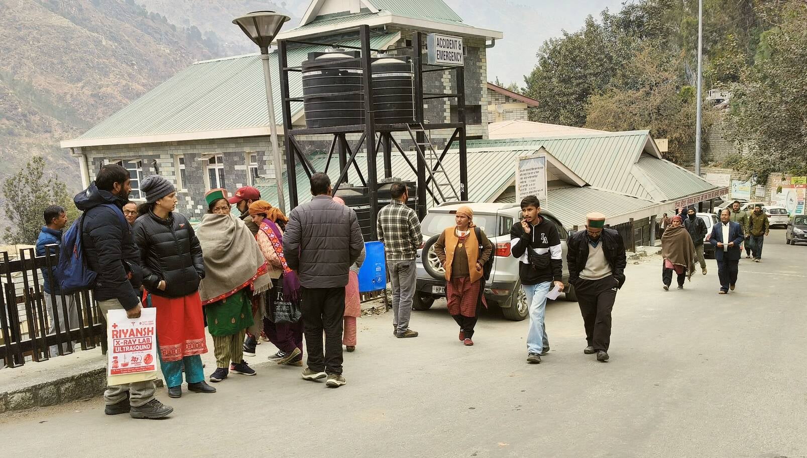 डॉक्टरों के अवकाश के चलते खनेरी अस्पताल की आपातकालीन कक्ष के उपचार के खड़े मरीज। संवाद