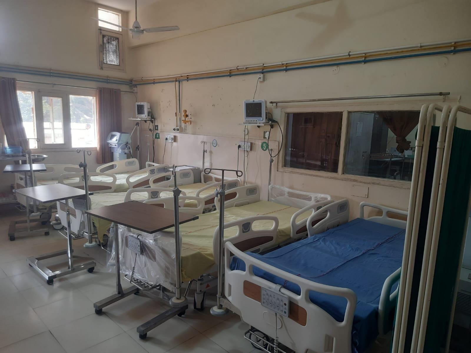 फोटो 01: सोनीपत के नागरिक अस्पताल में पहुंची पोर्टेबल एक्स-रे मशीन को निकालता स्वास्थ्य कर्मी। फोटो 01: सोनीपत के नागरिक अस्पताल में पहुंची पोर्टेबल एक्स-रे मशीन को निकालता स्वास्थ्य कर्मी।