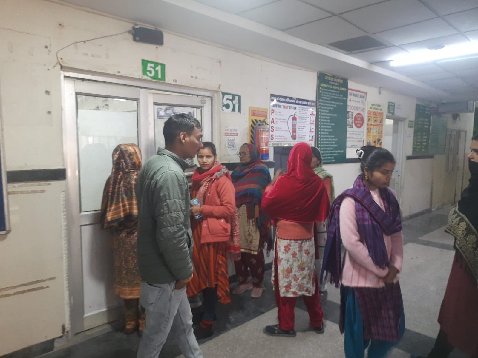 फोटो 01: सोनीपत के नागरिक अस्पताल में पहुंची पोर्टेबल एक्स-रे मशीन को निकालता स्वास्थ्य कर्मी। फोटो 01: सोनीपत के नागरिक अस्पताल में पहुंची पोर्टेबल एक्स-रे मशीन को निकालता स्वास्थ्य कर्मी।