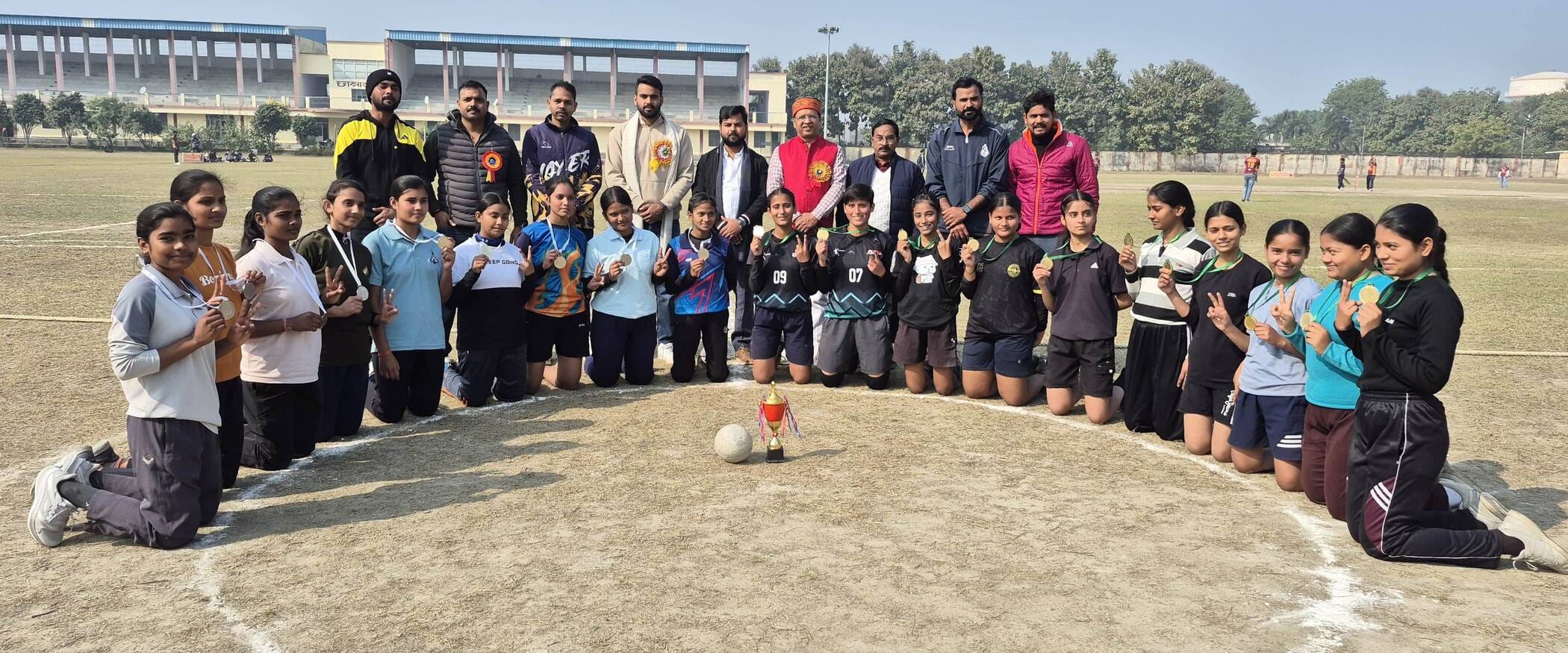 फोटो-21-स्पोर्ट्स स्टेडियम में ट्राफी के साथ मौजूद खिलाड़ी। स्रोत स्वयं फोटो-21-स्पोर्ट्स स्टेडियम में ट्राफी के साथ मौजूद खिलाड़ी। स्रोत स्वयं