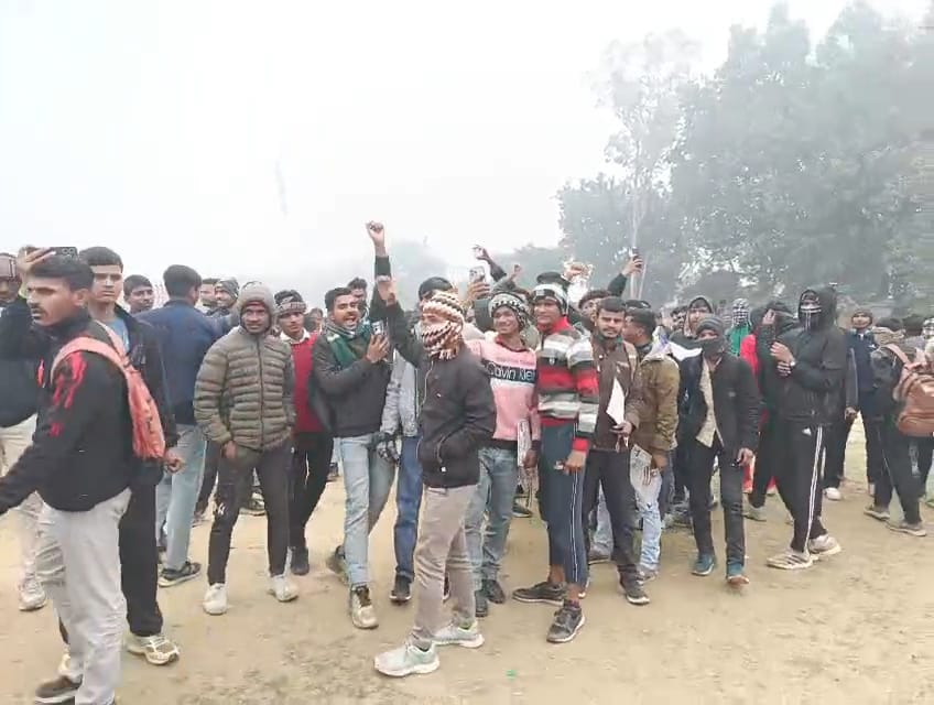 फोटो-23 नाराज खिलाड़ियों ने ट्रैक सूट लेने से इन्कार कर मैदान में रख दिए उनके ऊपर रखे प्रमाण 