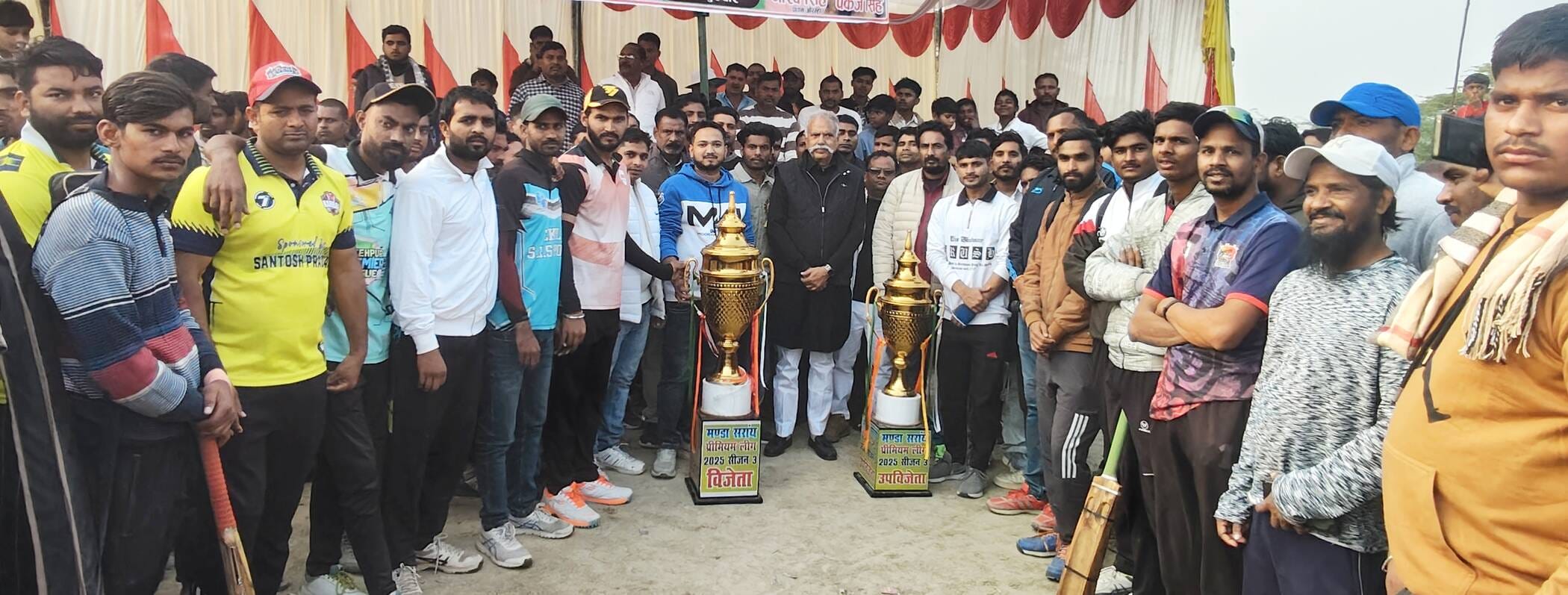 फोटो-35-थरियांव में विजेता व उप विजेता टीम के साथ मौजूद पूर्व राज्य मंत्री। संवाद