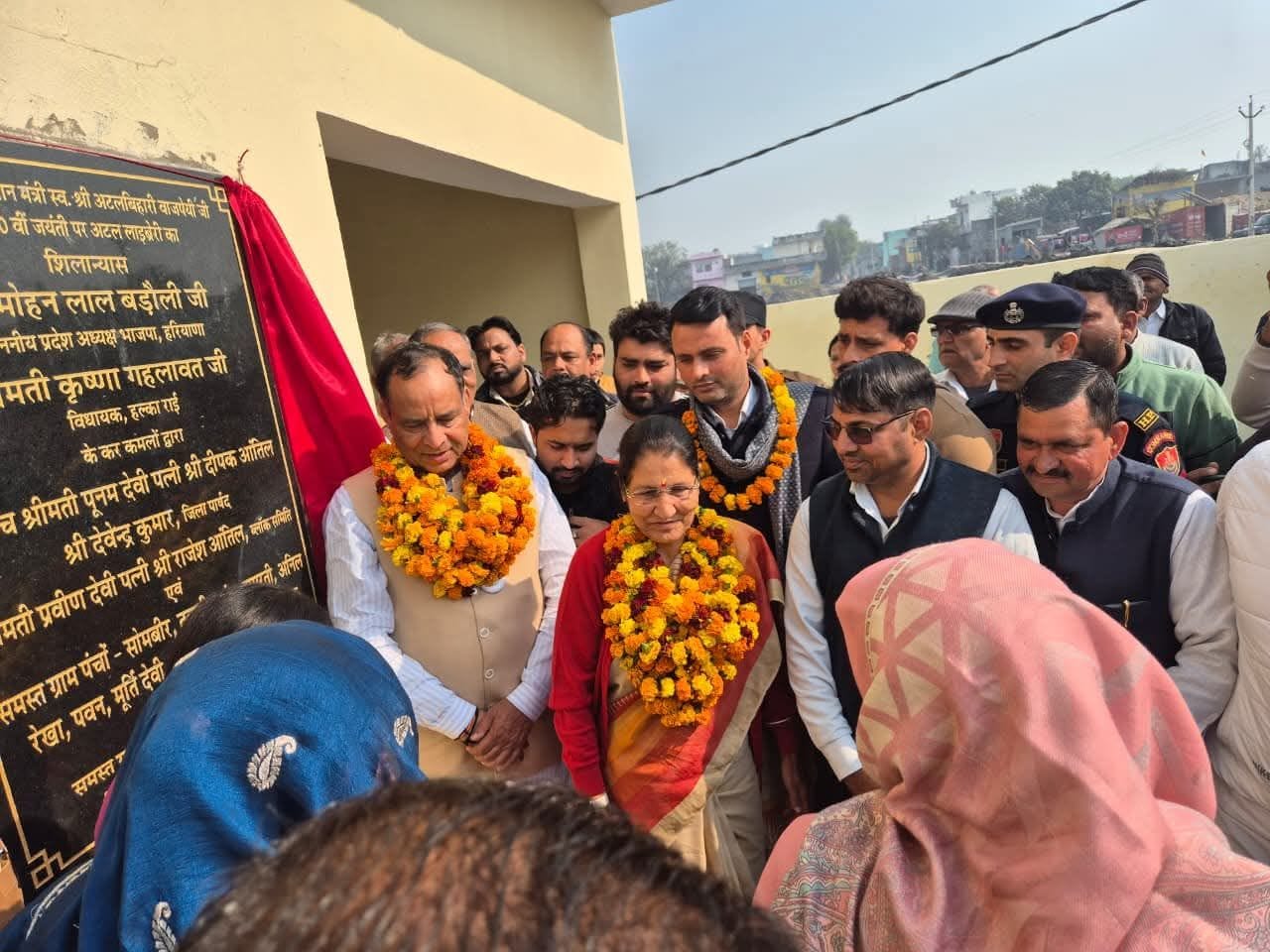 फोटो 37: सोनीपत के गांव मुकीमपुर पर अटल पुस्तकालय का लोकार्पण करते भाजपा प्रदेश अध्यक्ष मोहनलाल