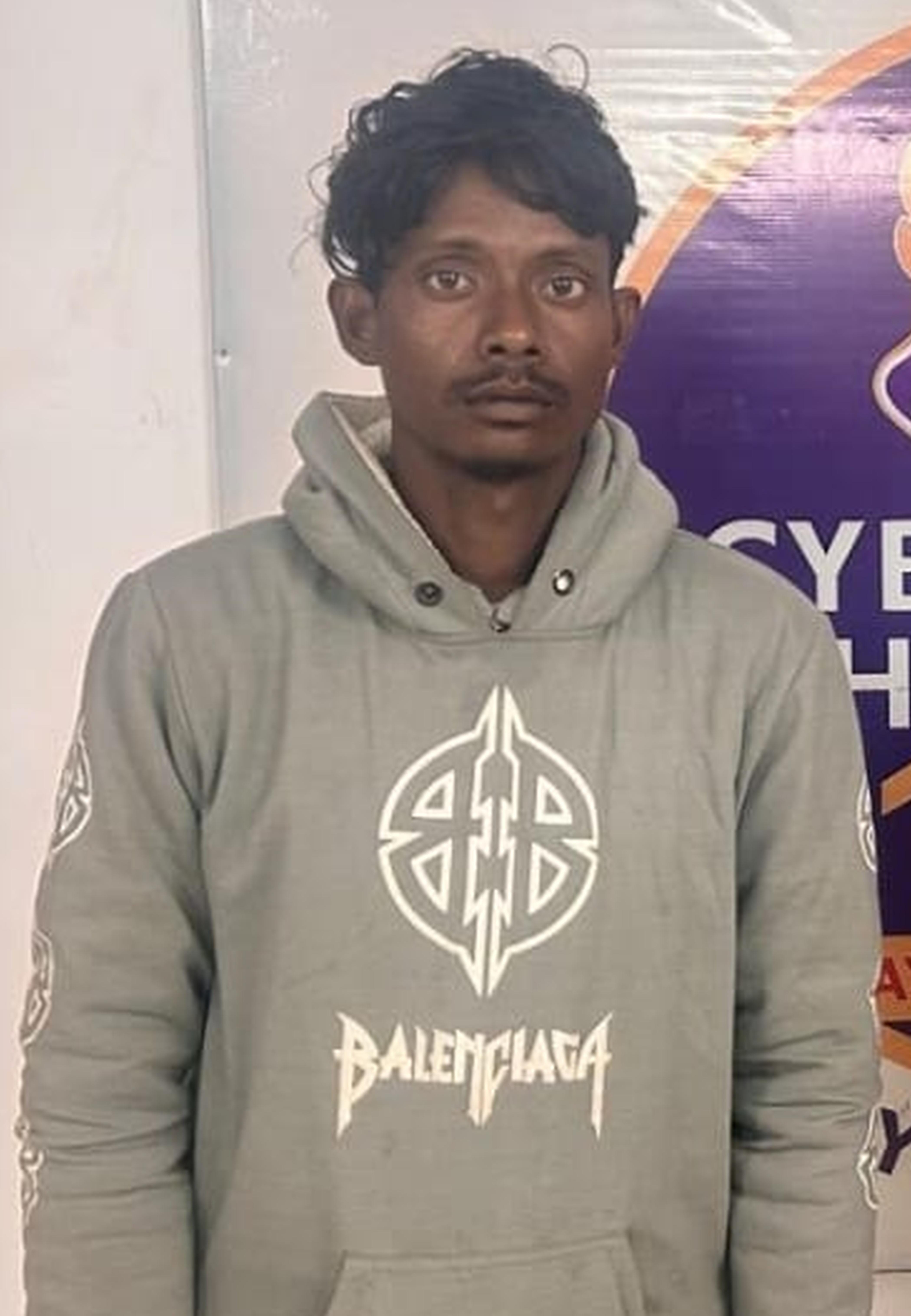 फोटो-42-साइबर पुलिस के हत्थे चढ़ा पौलुस मुर्मू। स्रोत पुलिस फोटो-42-साइबर पुलिस के हत्थे चढ़ा पौलुस मुर्मू। स्रोत पुलिस