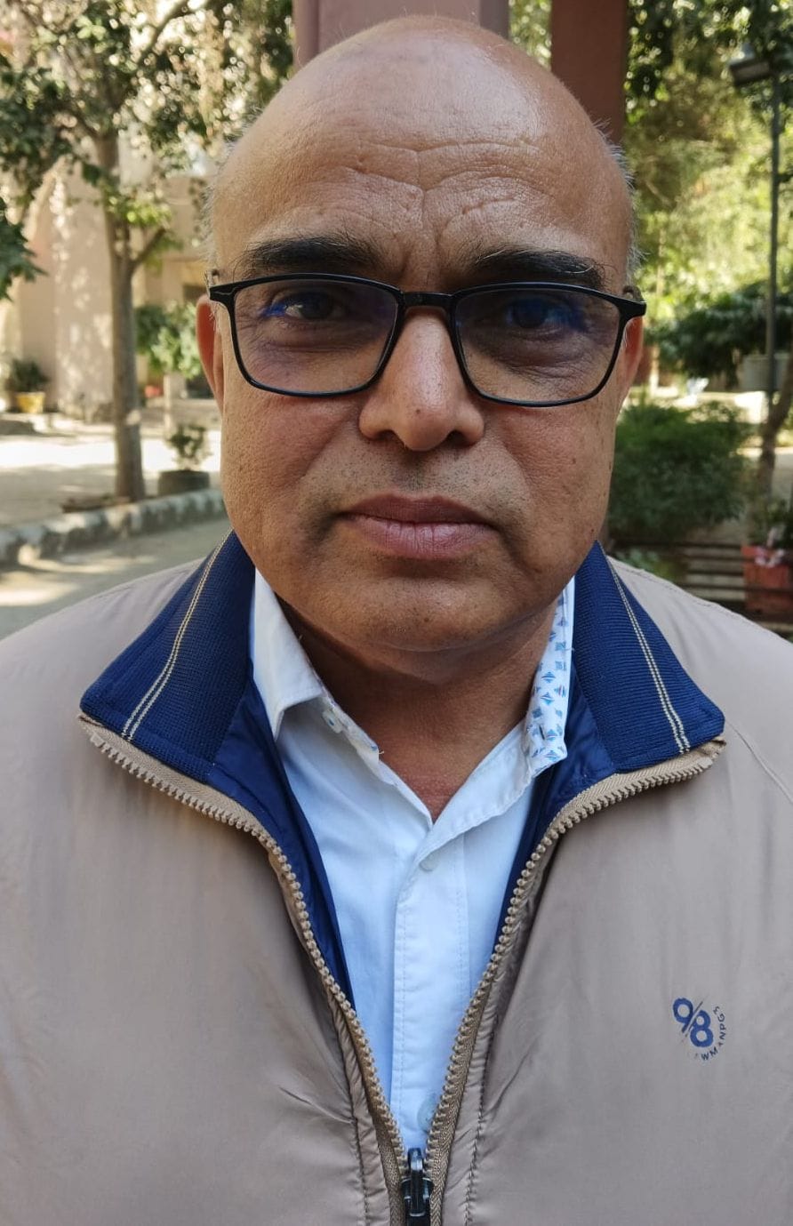 फोटो संख्या:56- राजकीय महाविद्यालय महेंद्रगढ़ में परीक्षा देते विद्यार्थी---संवाद