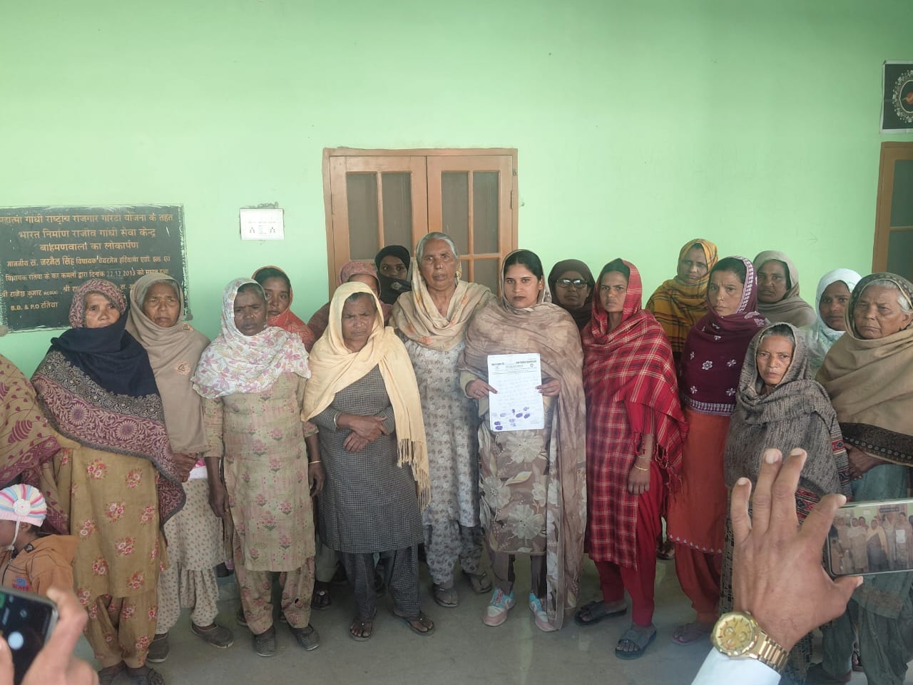 गांव बह्मानवाला के ग्रामीण बैठक करके फैसले की जानकारी देते हुए स्त्रोत ग्रामीण गांव बह्मानवाला के ग्रामीण बैठक करके फैसले की जानकारी देते हुए स्त्रोत ग्रामीण