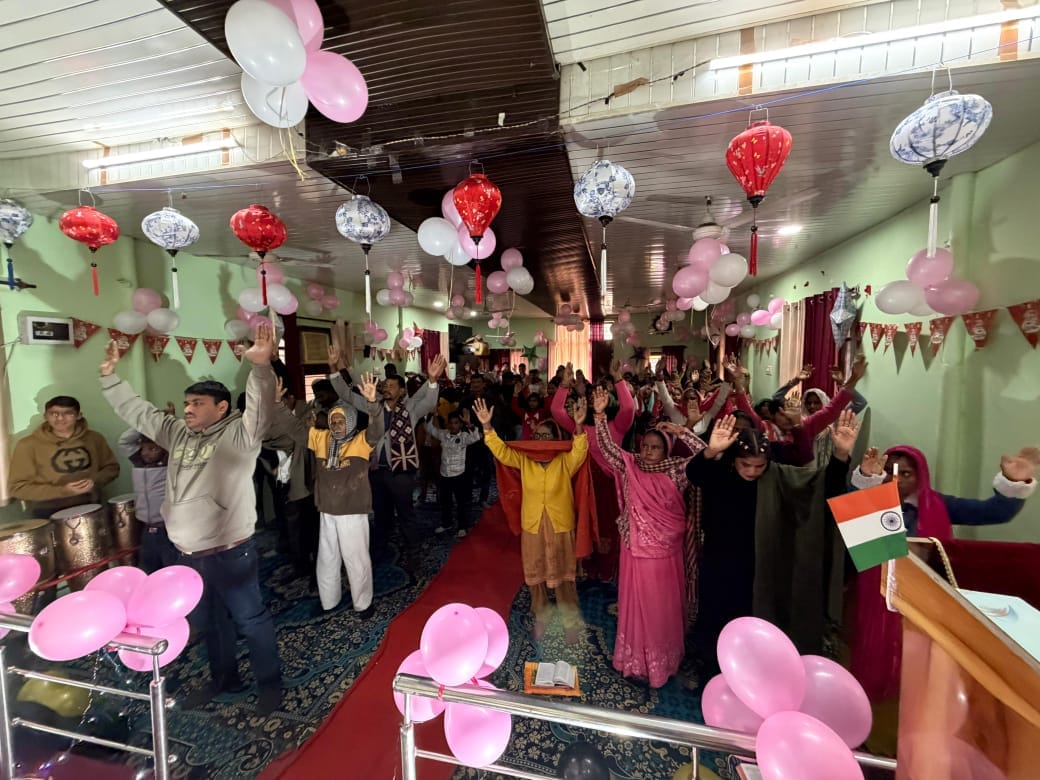 कुरुक्षेत्र। मोहननगर स्थित भारतीय चर्च में क्रिसमस पर्व पर इस तरह दिखा लोगों में उत्साह। संवा कुरुक्षेत्र। मोहननगर स्थित भारतीय चर्च में क्रिसमस पर्व पर इस तरह दिखा लोगों में उत्साह। संवा