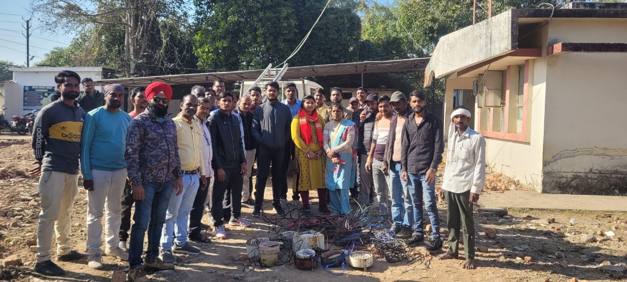 कार्रवाई करते अधिकारी