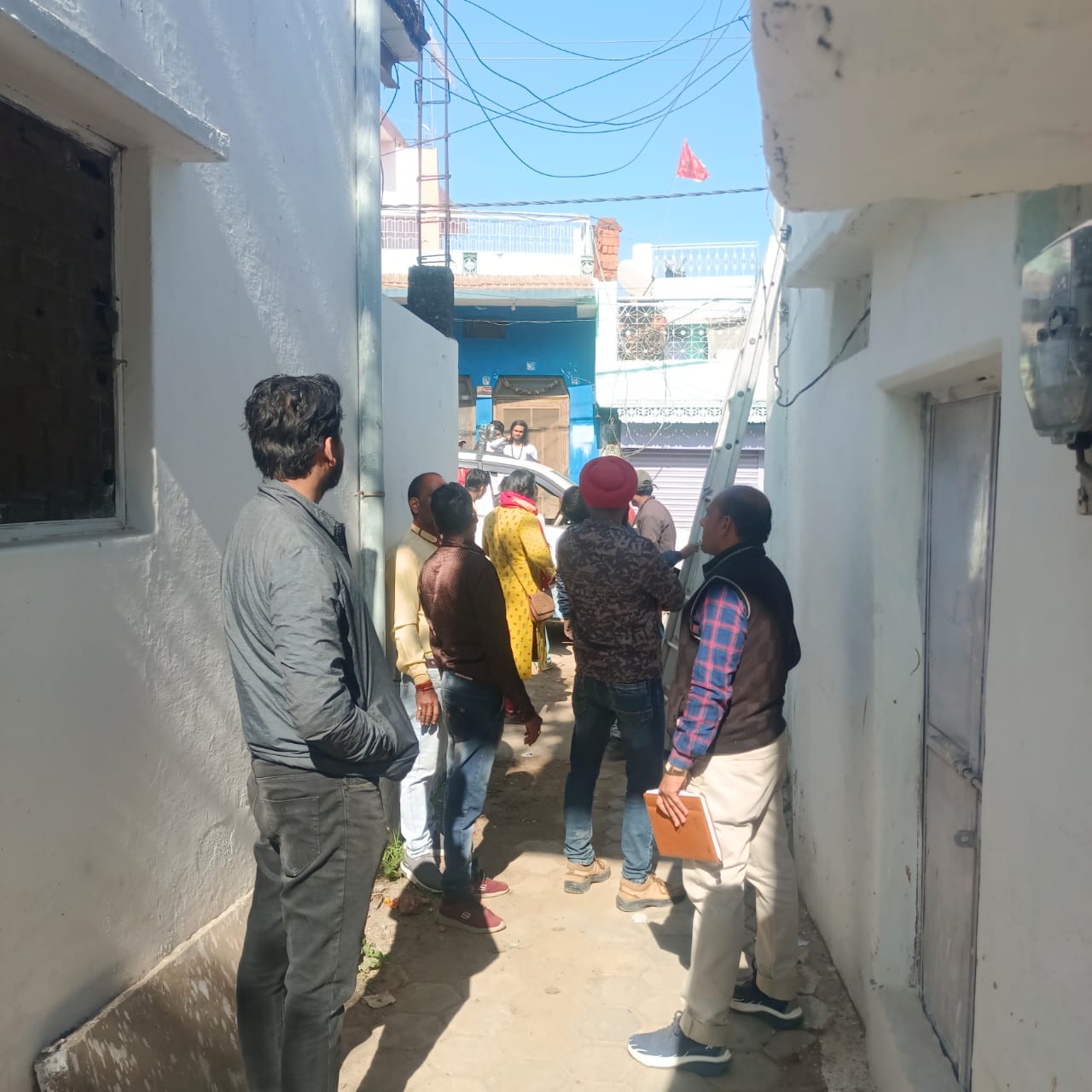 कार्रवाई करते अधिकारी