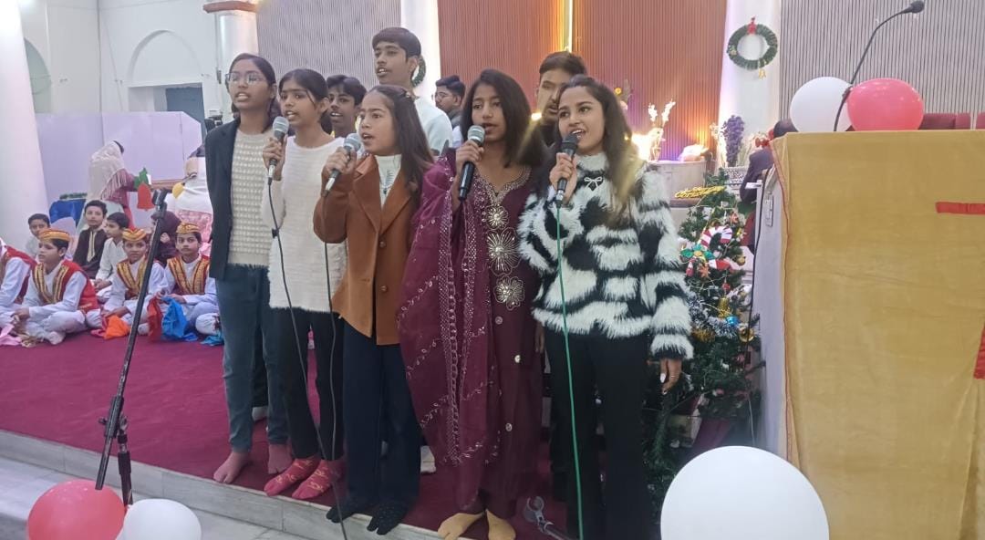 क्रिसमस मनाते लोग क्रिसमस मनाते लोग