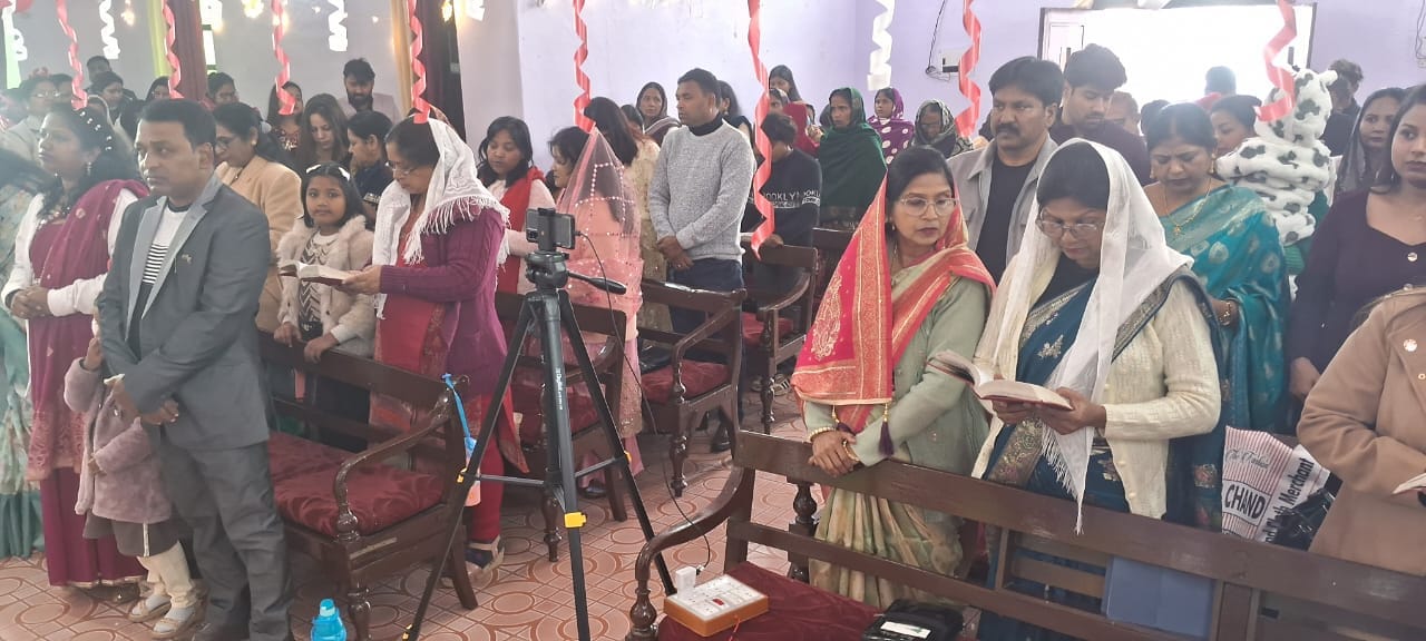 क्रिसमस पर चर्च में पहुंचे लोग सेल्फी लेते हुए। स्रोत- स्थानीय निवासी क्रिसमस पर चर्च में पहुंचे लोग सेल्फी लेते हुए। स्रोत- स्थानीय निवासी